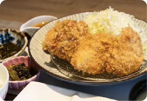 火の本豚を調理する様子