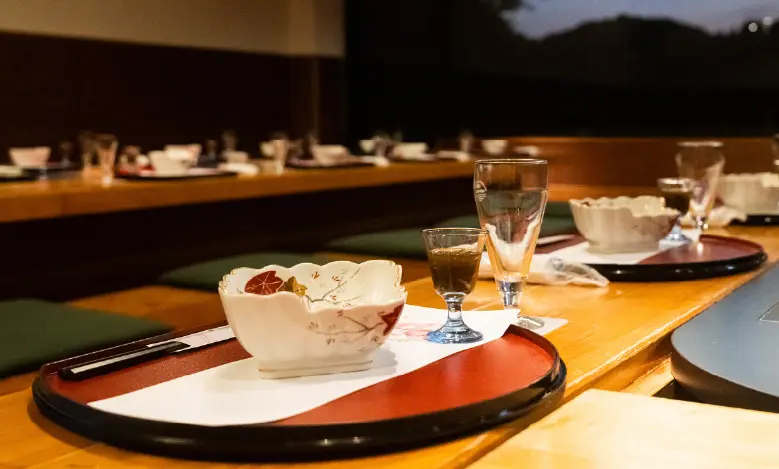 座敷・テーブル席合わせ全80席ある広い店内